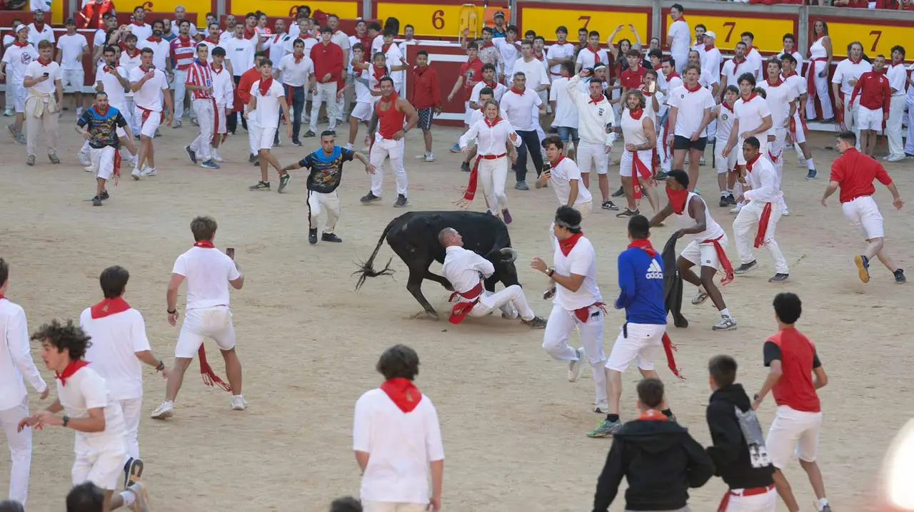 Suelta de vaquillas tras el cuarto encierro de San Fermín. Maite H. Mateo.-35
