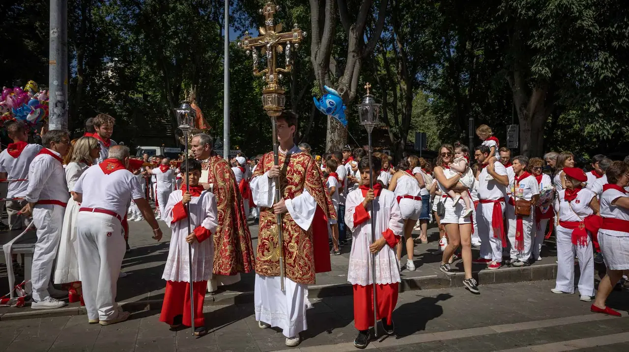 CIentos de niños participan en la ofrenda floral a San Fermín. Maite H. Mateo.-01