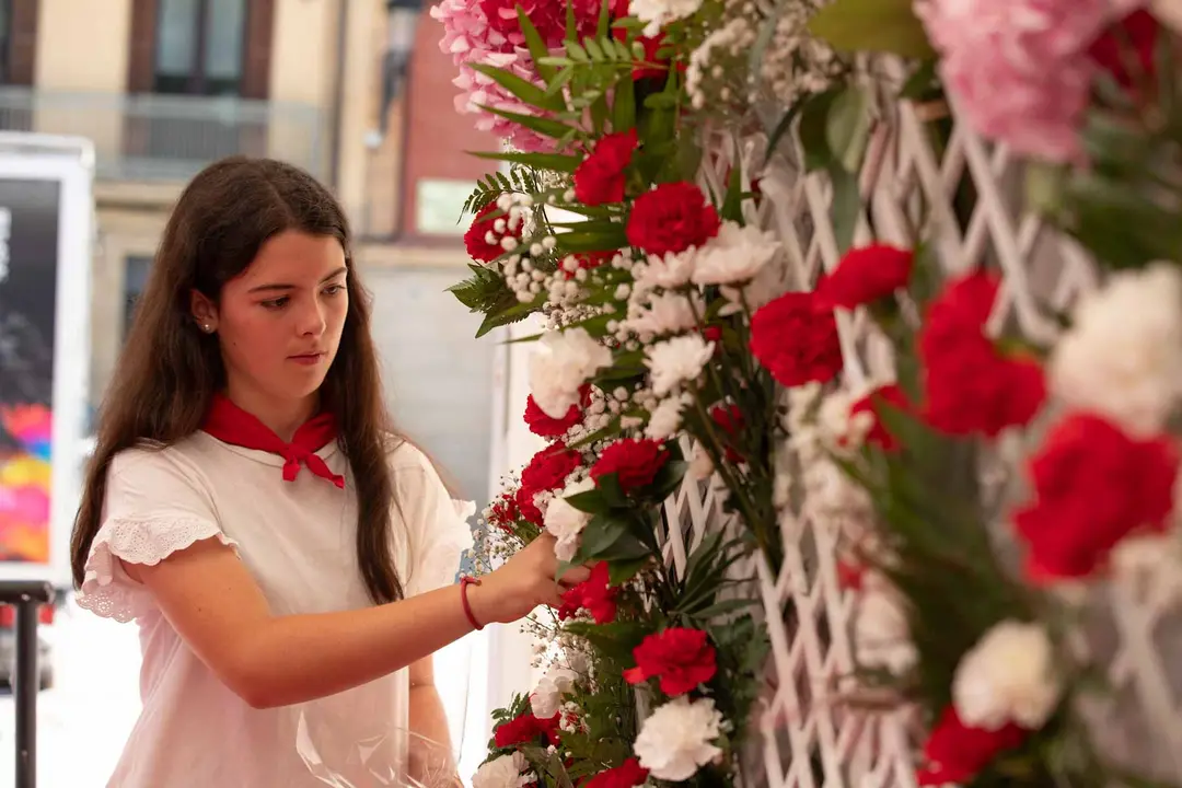 CIentos de niños participan en la ofrenda floral a San Fermín. Maite H. Mateo.-1