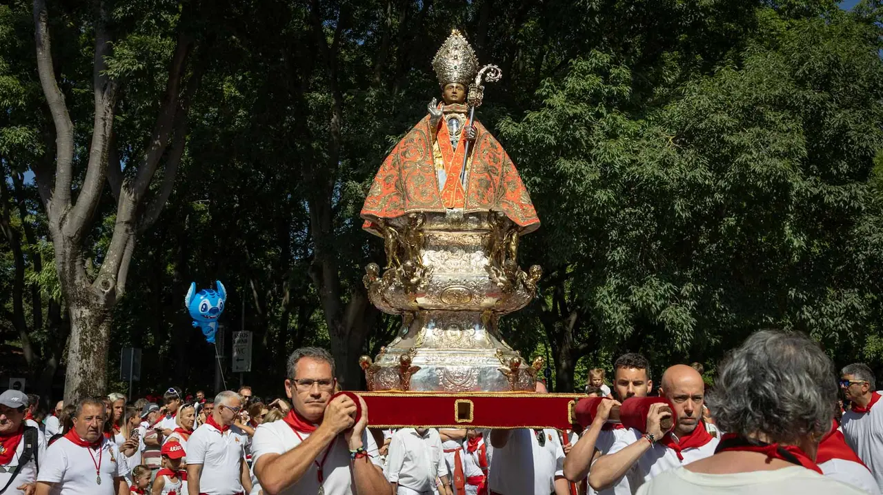 CIentos de niños participan en la ofrenda floral a San Fermín. Maite H. Mateo.-02