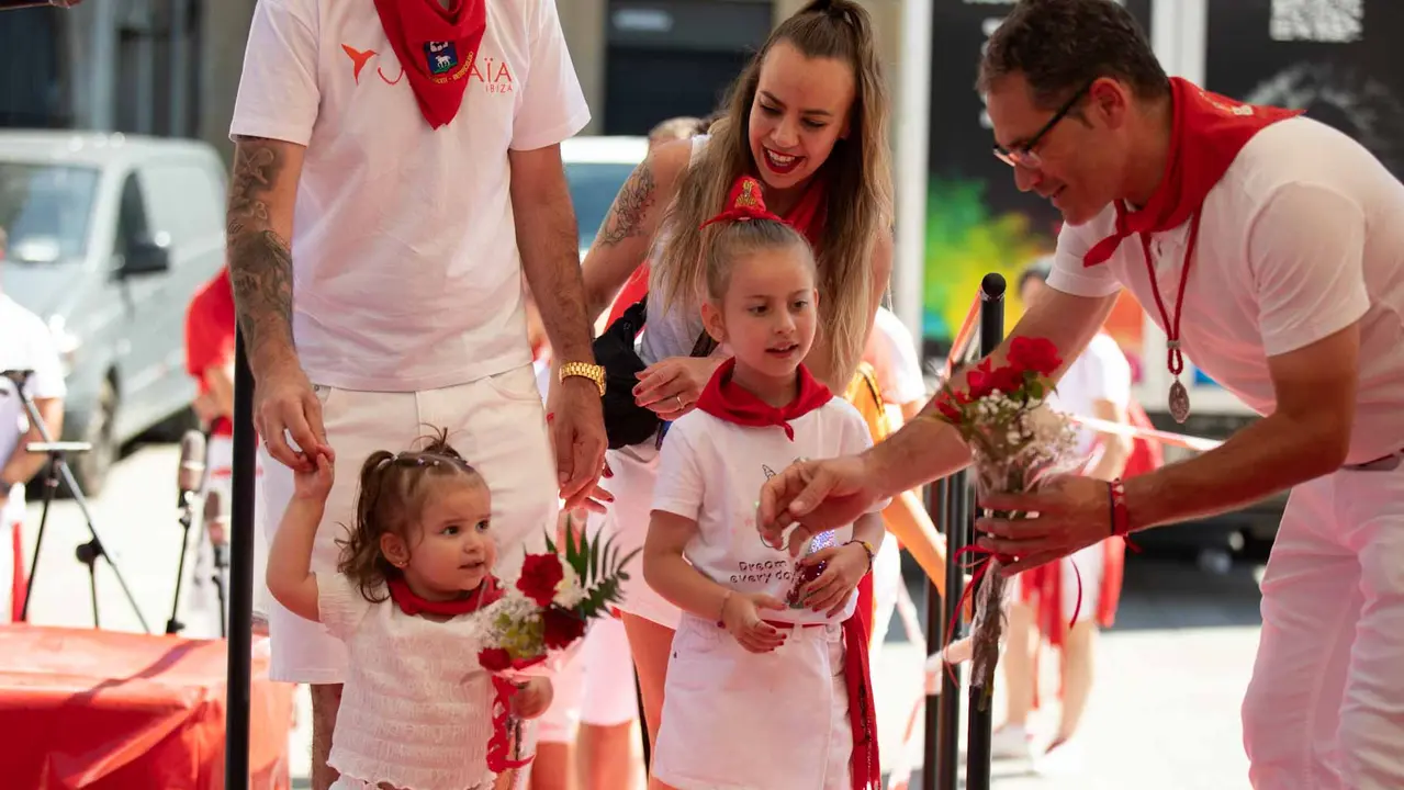 CIentos de niños participan en la ofrenda floral a San Fermín. Maite H. Mateo.-2