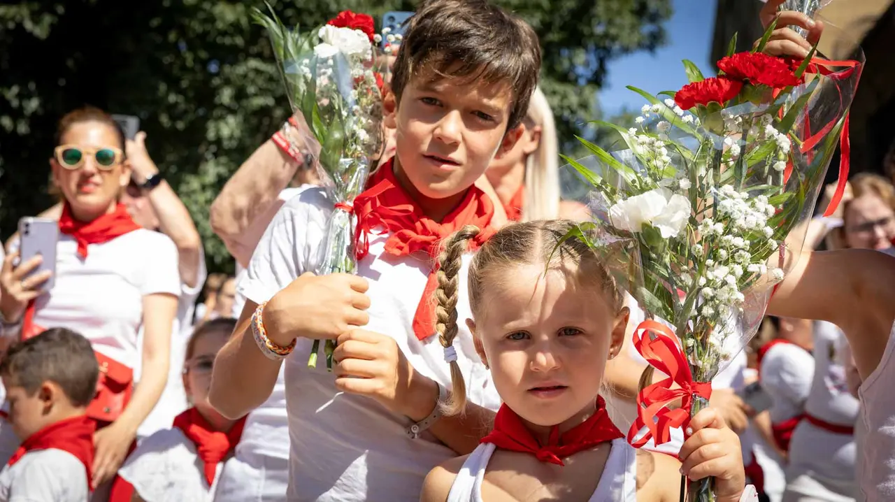 CIentos de niños participan en la ofrenda floral a San Fermín. Maite H. Mateo.-03