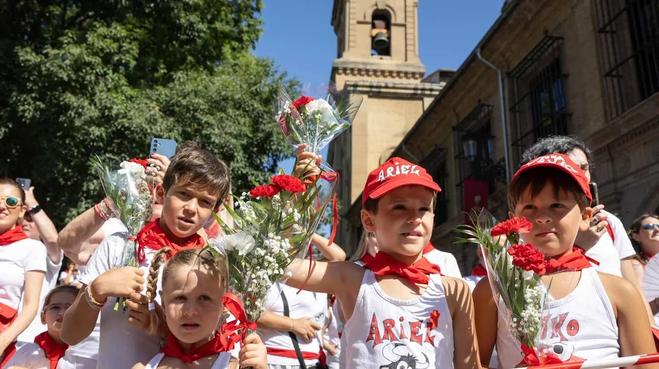 CIentos de niños participan en la ofrenda floral a San Fermín. Maite H. Mateo.-04