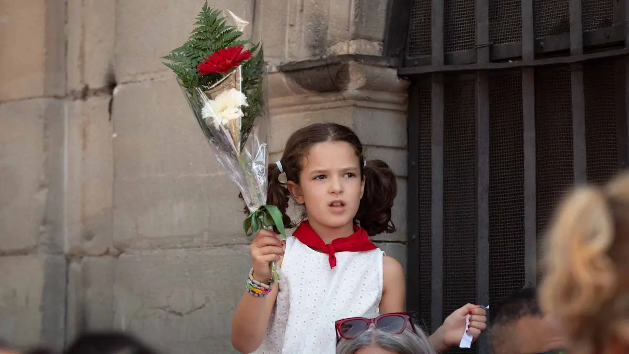 CIentos de niños participan en la ofrenda floral a San Fermín. Maite H. Mateo.-4