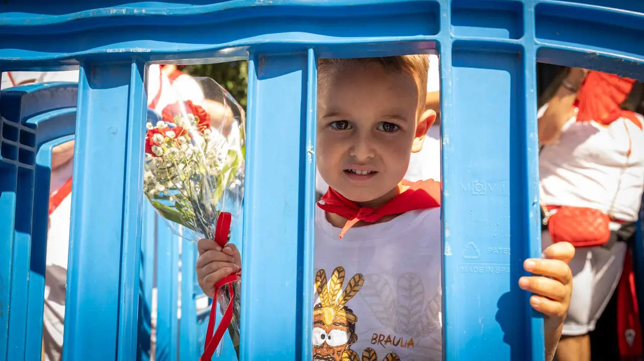 CIentos de niños participan en la ofrenda floral a San Fermín. Maite H. Mateo.-05