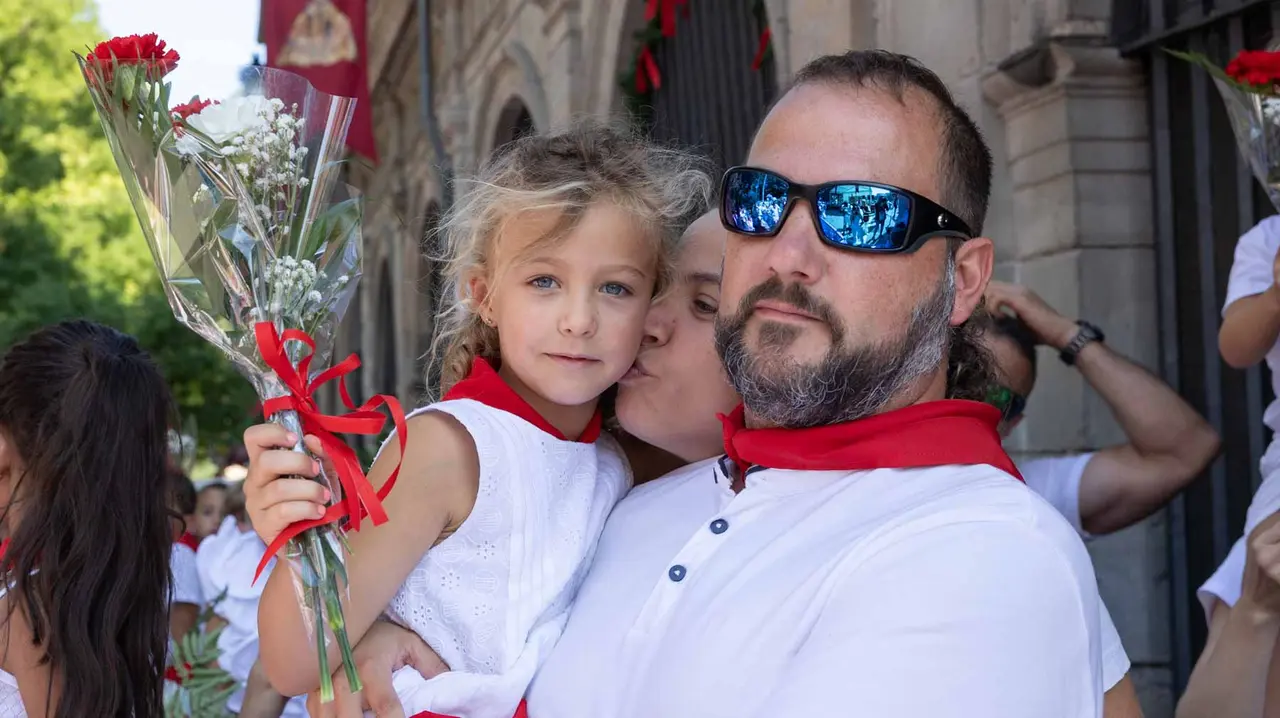 CIentos de niños participan en la ofrenda floral a San Fermín. Maite H. Mateo.-06