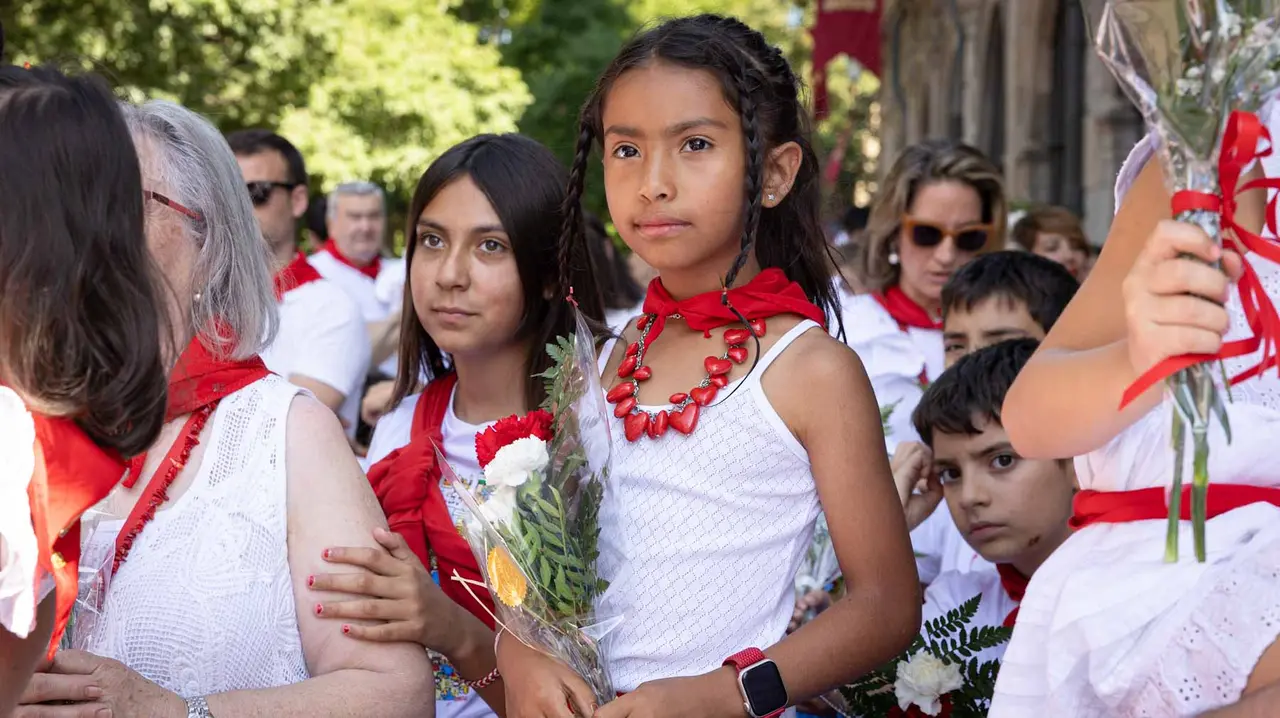 CIentos de niños participan en la ofrenda floral a San Fermín. Maite H. Mateo.-07