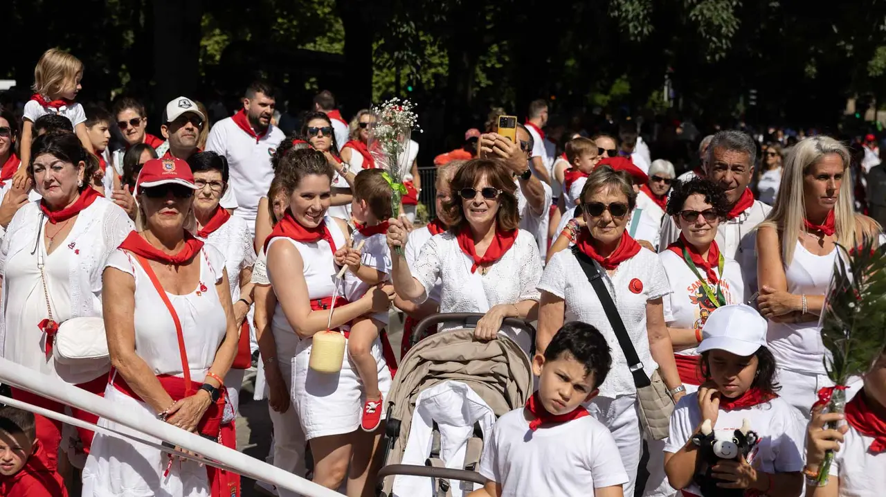 CIentos de niños participan en la ofrenda floral a San Fermín. Maite H. Mateo.-09