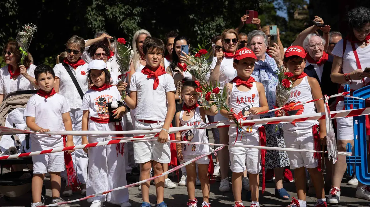 CIentos de niños participan en la ofrenda floral a San Fermín. Maite H. Mateo.-10