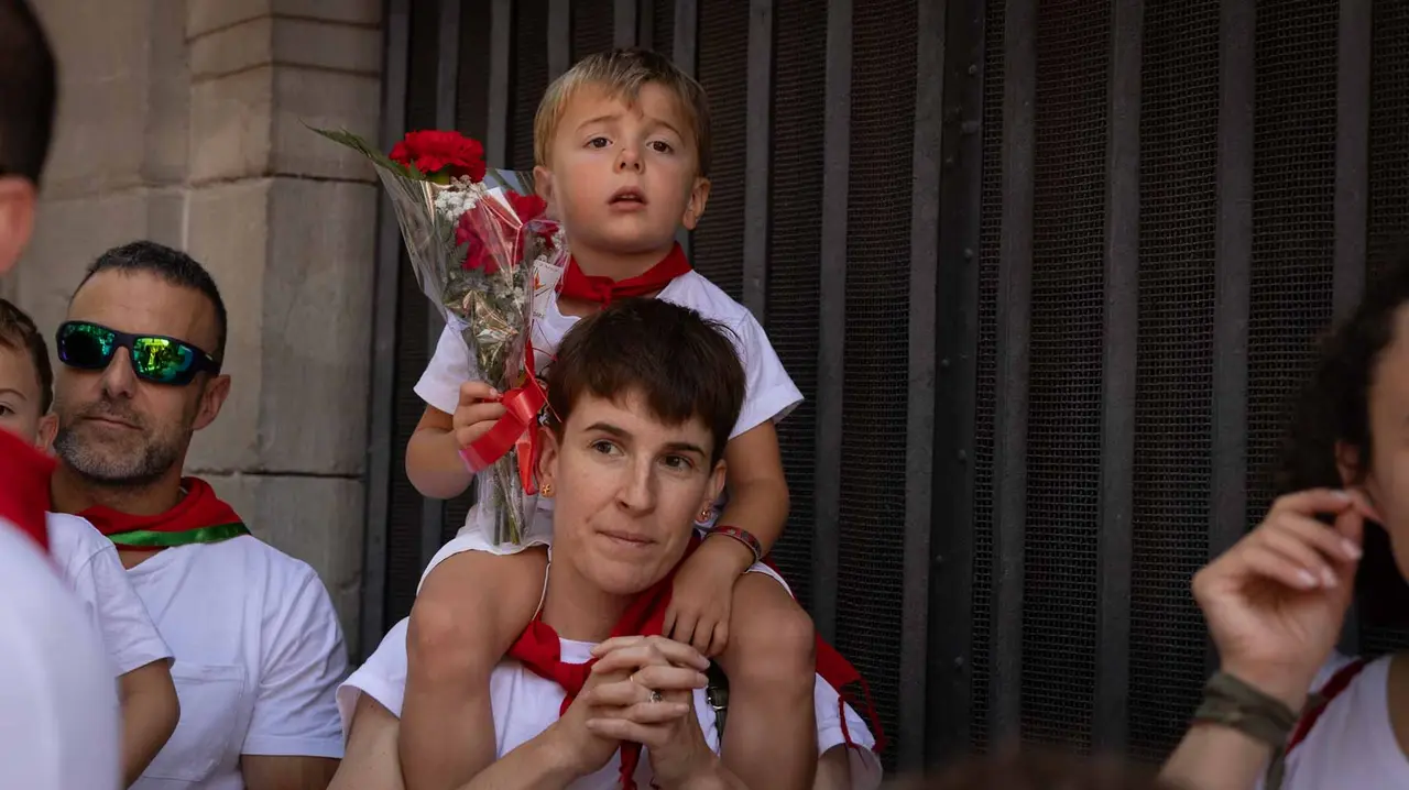 CIentos de niños participan en la ofrenda floral a San Fermín. Maite H. Mateo.-08