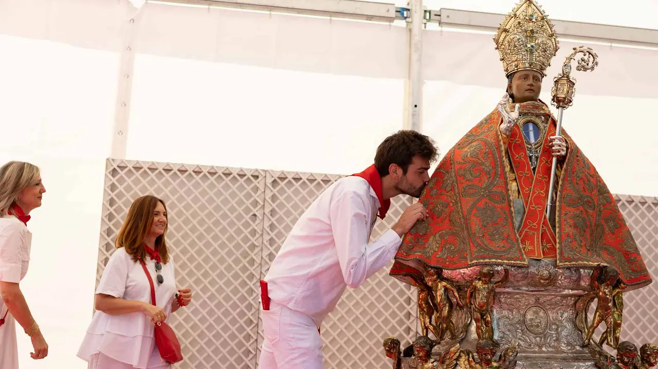 CIentos de niños participan en la ofrenda floral a San Fermín. Maite H. Mateo.-13