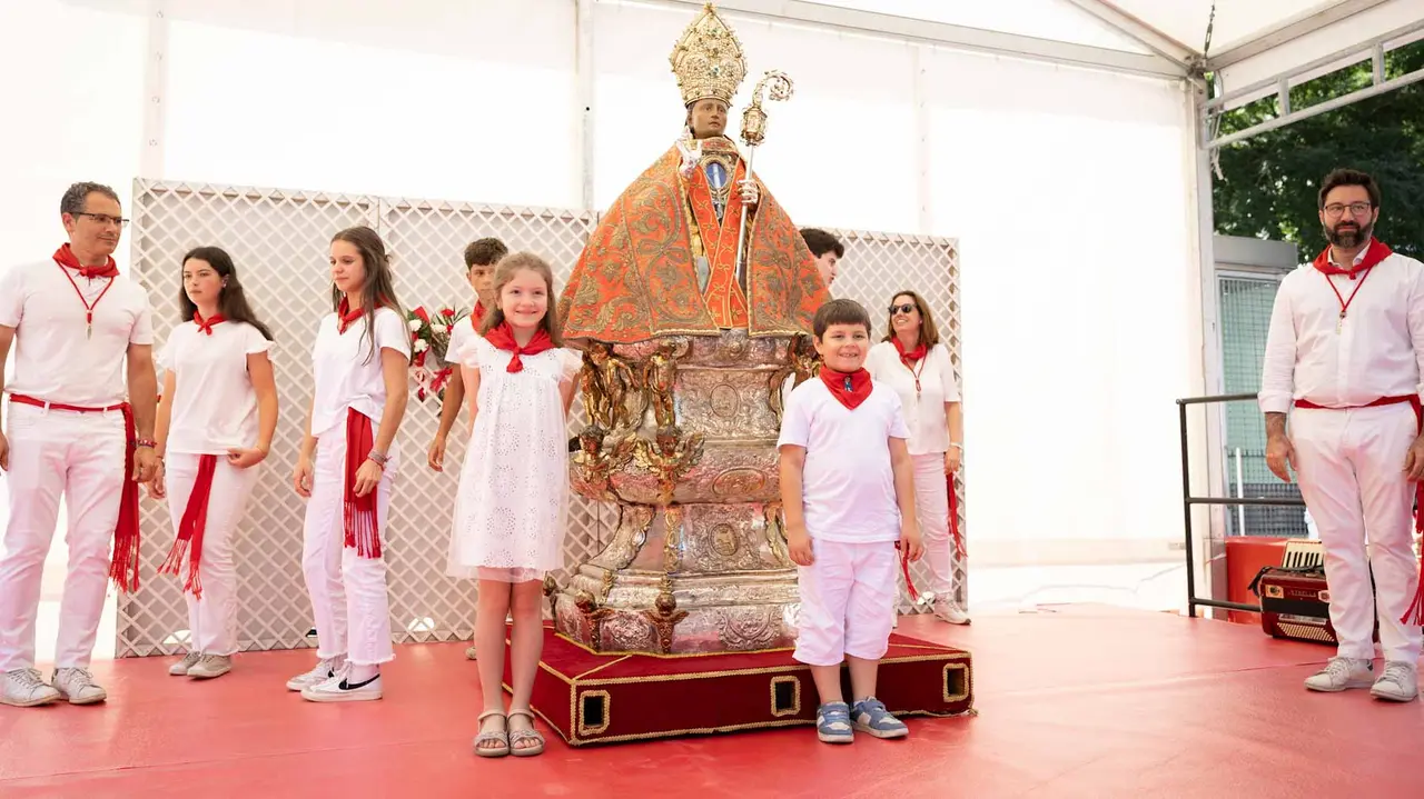 CIentos de niños participan en la ofrenda floral a San Fermín. Maite H. Mateo.-15