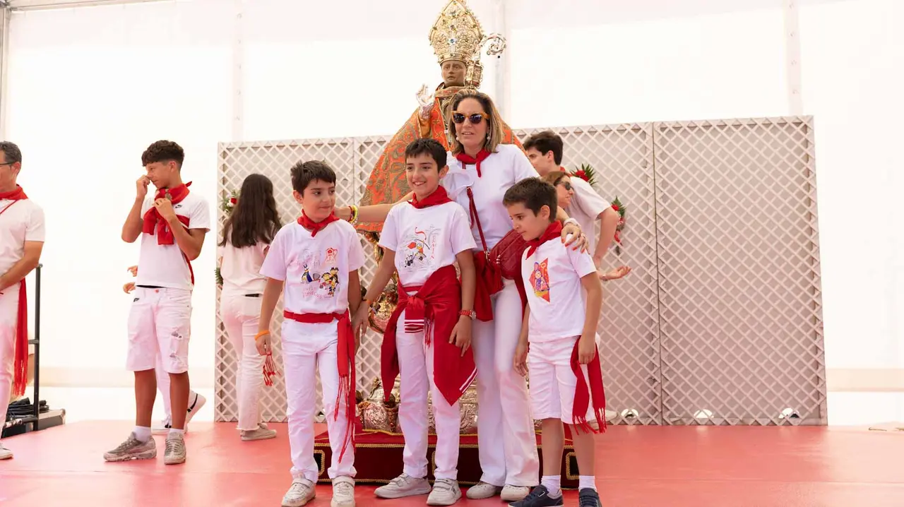 CIentos de niños participan en la ofrenda floral a San Fermín. Maite H. Mateo.-16