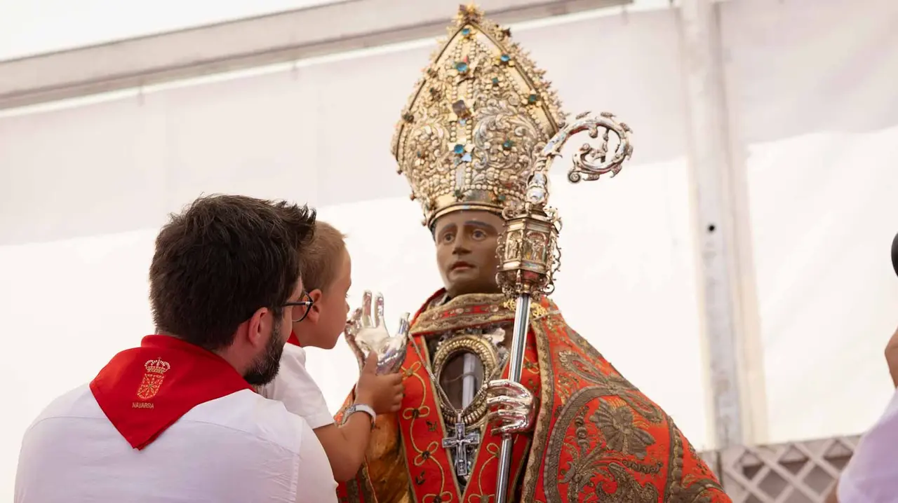 CIentos de niños participan en la ofrenda floral a San Fermín. Maite H. Mateo.-17