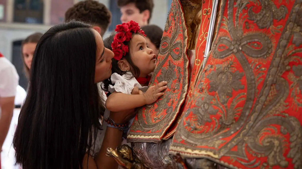 CIentos de niños participan en la ofrenda floral a San Fermín. Maite H. Mateo.-19