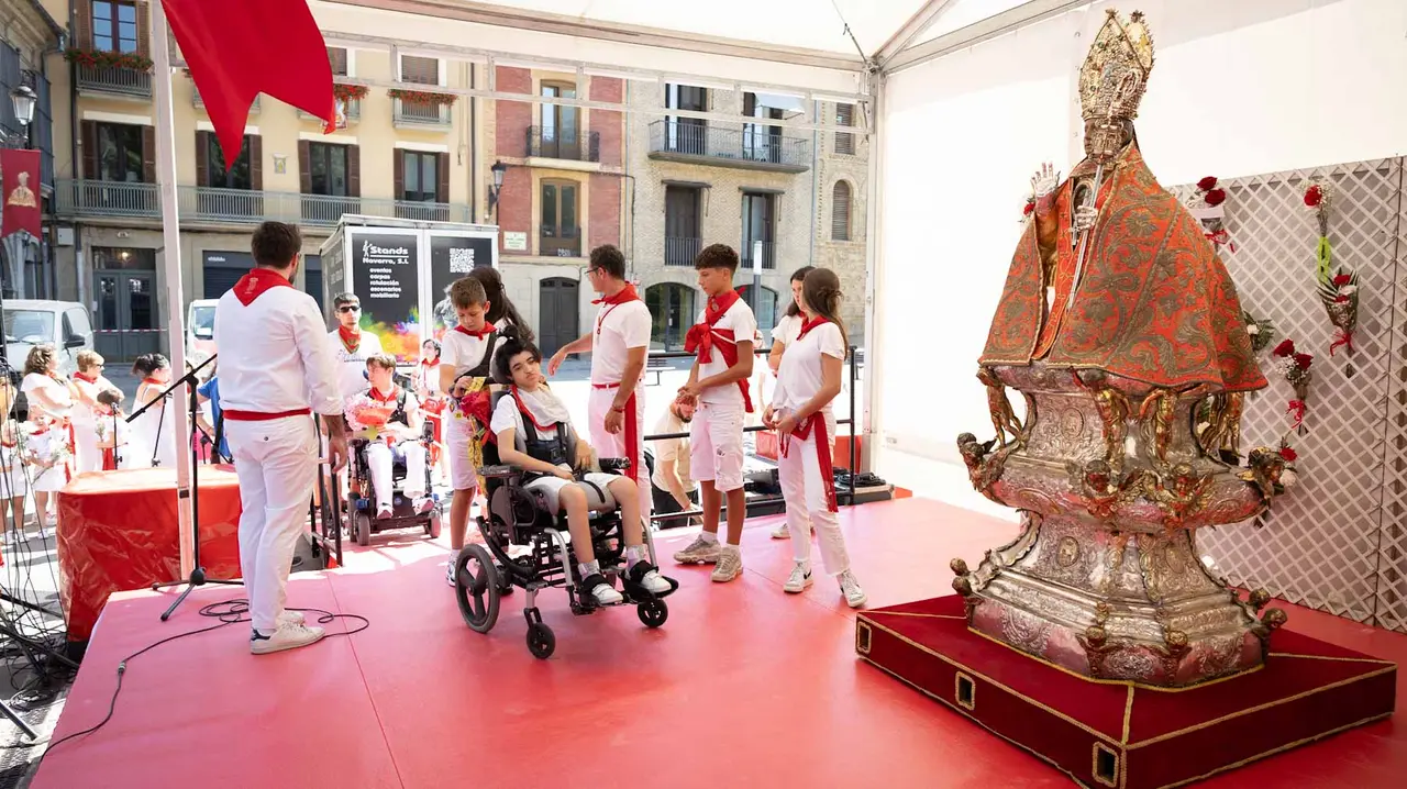 CIentos de niños participan en la ofrenda floral a San Fermín. Maite H. Mateo.-21