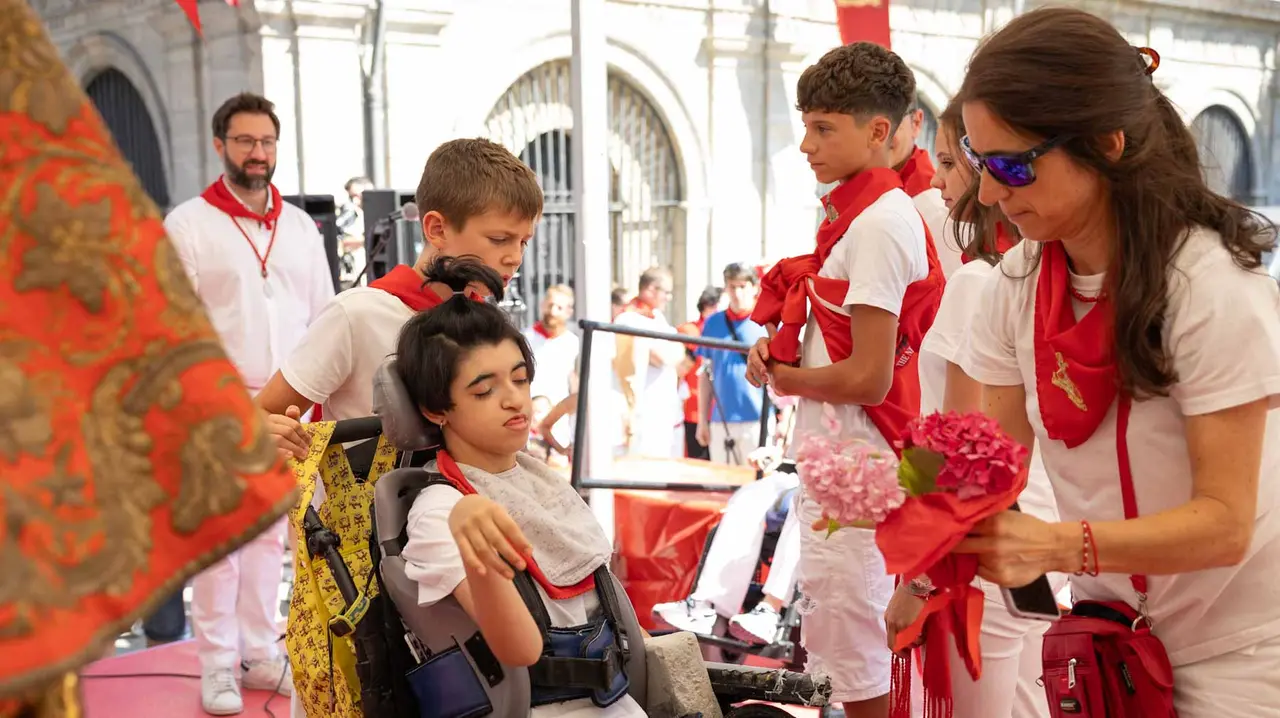 CIentos de niños participan en la ofrenda floral a San Fermín. Maite H. Mateo.-22