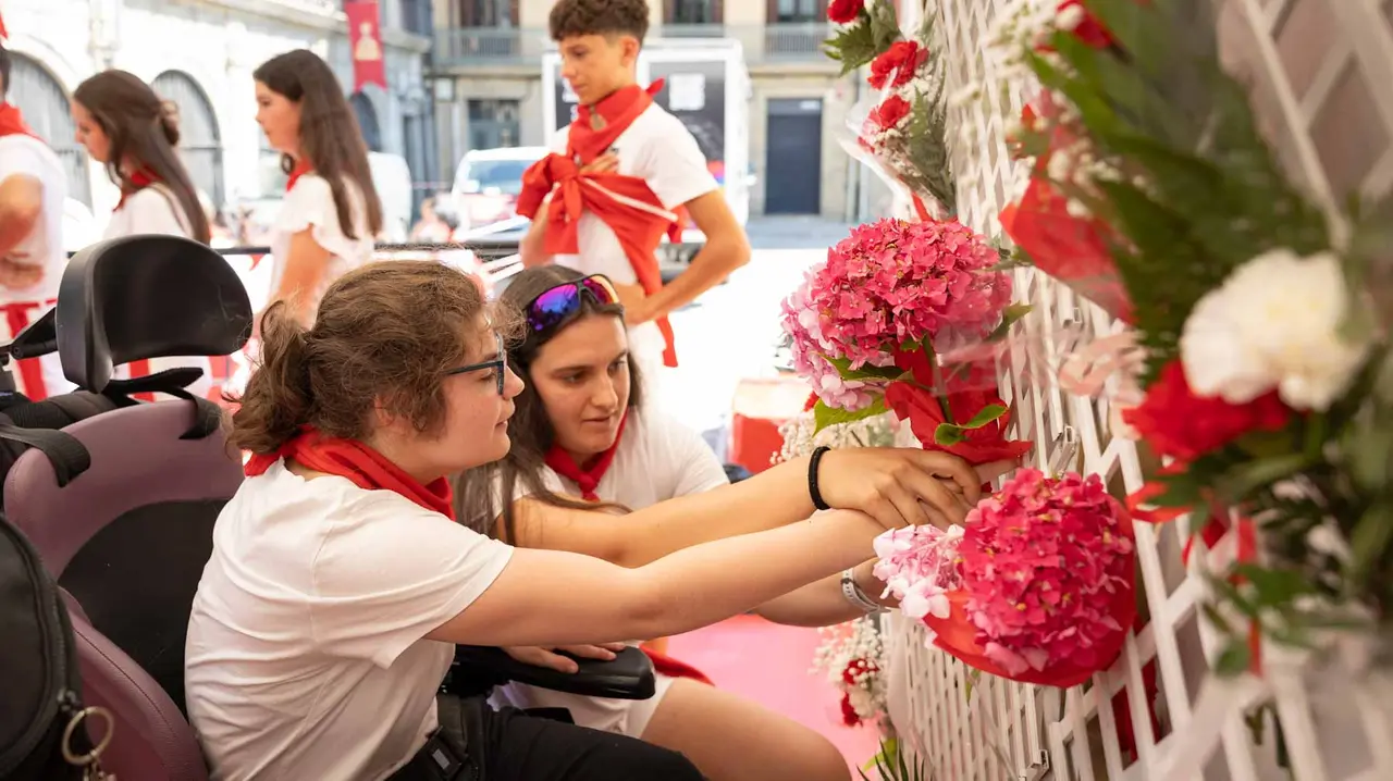 CIentos de niños participan en la ofrenda floral a San Fermín. Maite H. Mateo.-23