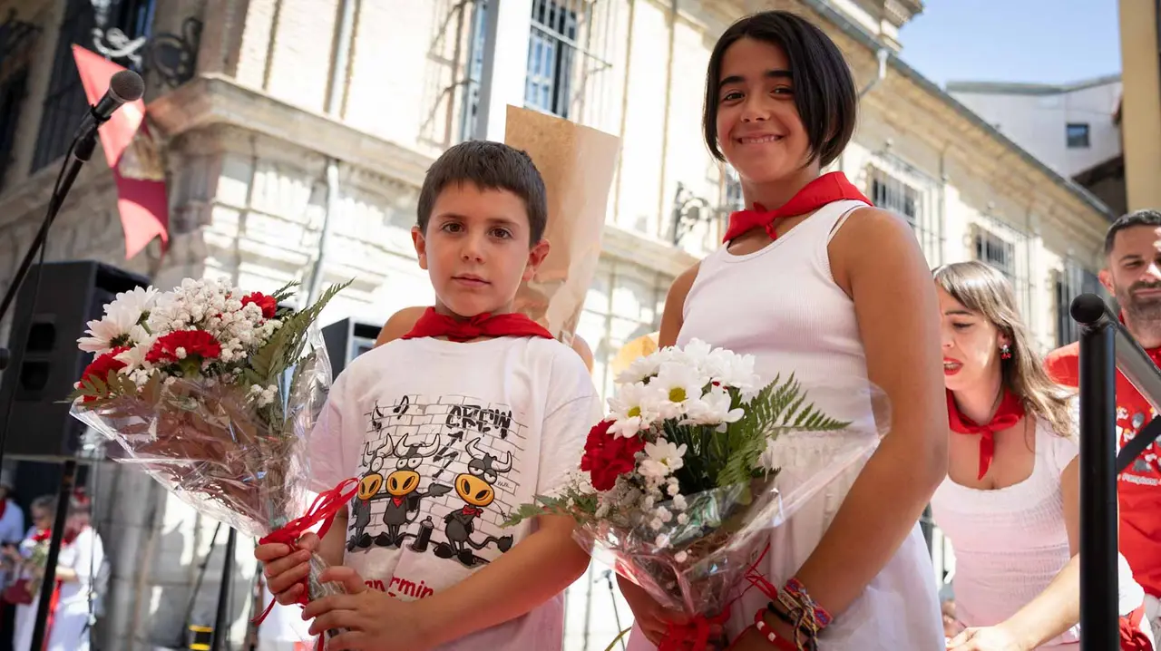 CIentos de niños participan en la ofrenda floral a San Fermín. Maite H. Mateo.-24