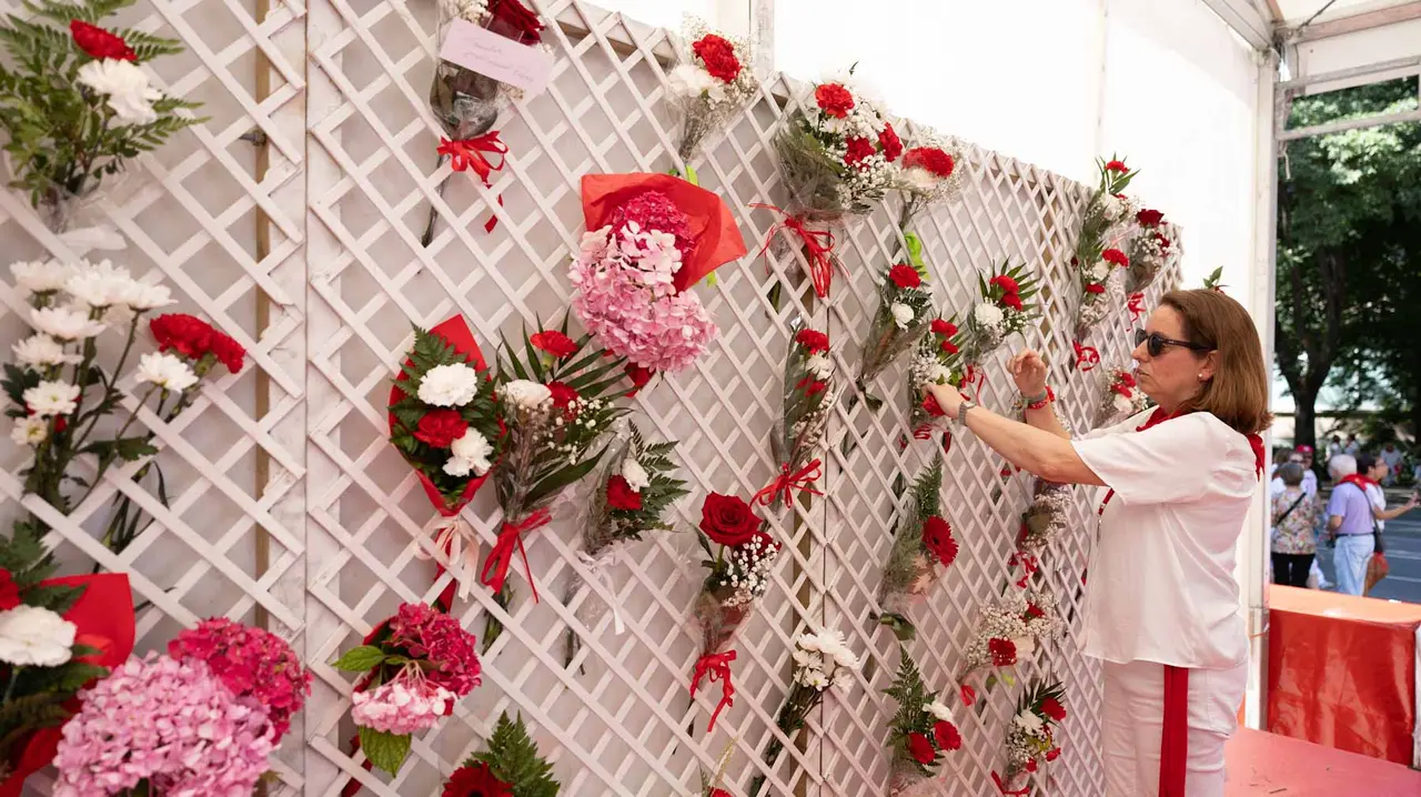 CIentos de niños participan en la ofrenda floral a San Fermín. Maite H. Mateo.-26