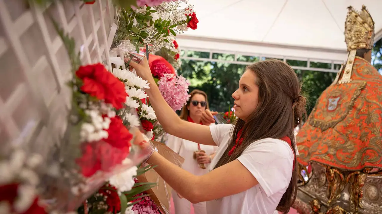 CIentos de niños participan en la ofrenda floral a San Fermín. Maite H. Mateo.-27