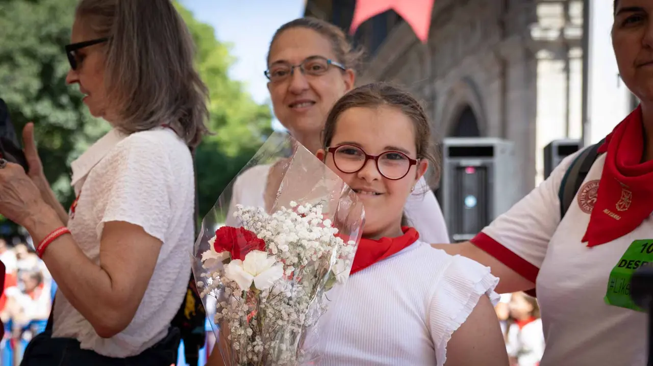 CIentos de niños participan en la ofrenda floral a San Fermín. Maite H. Mateo.-28