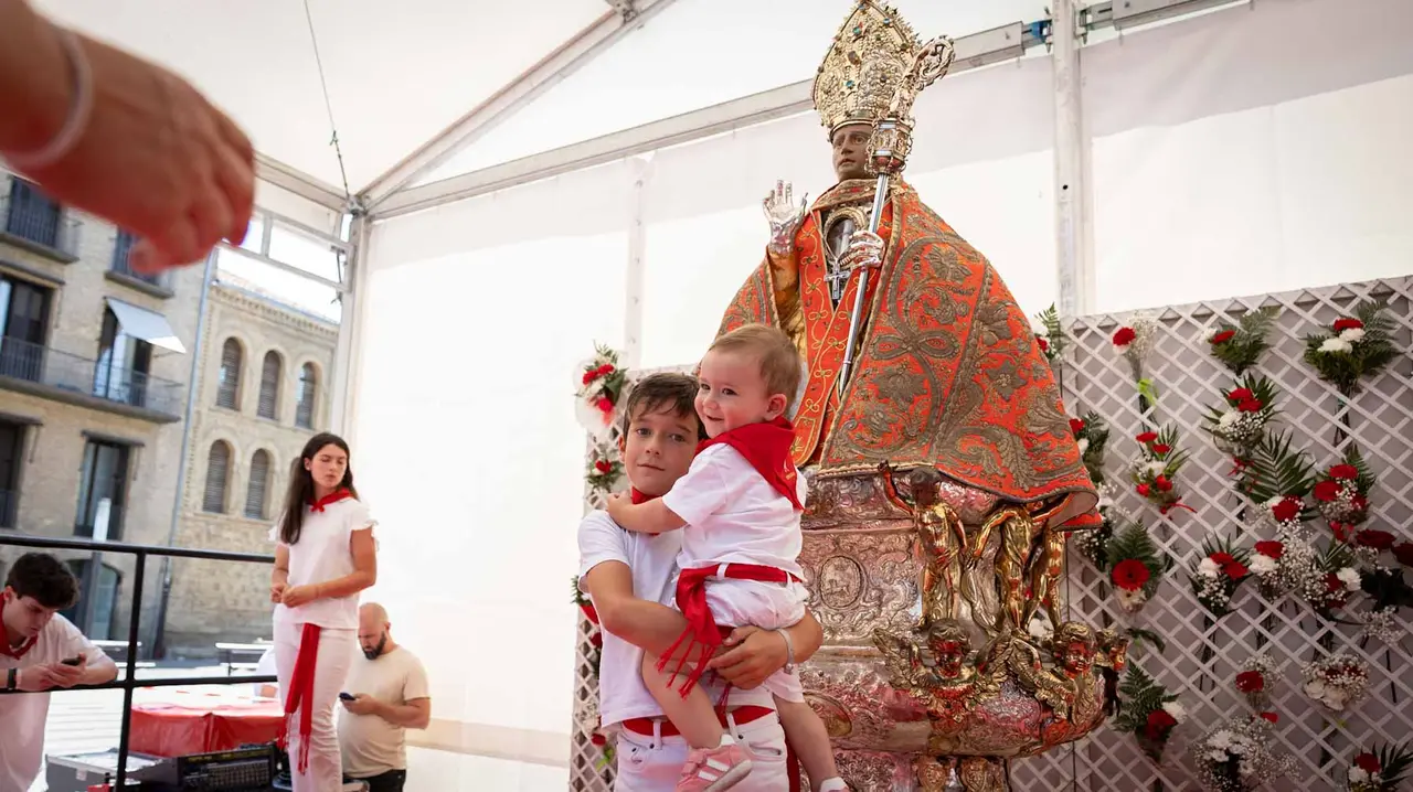 CIentos de niños participan en la ofrenda floral a San Fermín. Maite H. Mateo.-31
