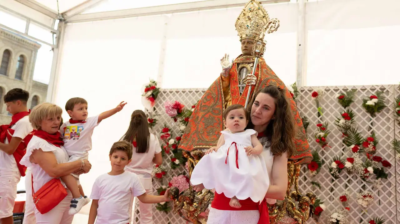CIentos de niños participan en la ofrenda floral a San Fermín. Maite H. Mateo.-32
