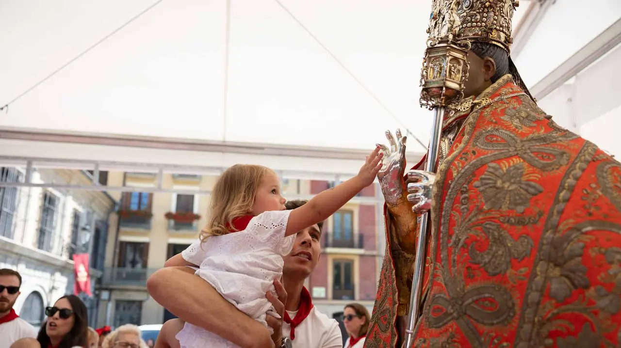 CIentos de niños participan en la ofrenda floral a San Fermín. Maite H. Mateo.-34