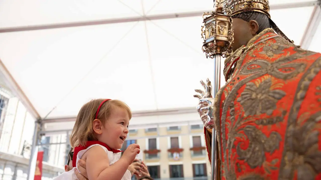 CIentos de niños participan en la ofrenda floral a San Fermín. Maite H. Mateo.-36
