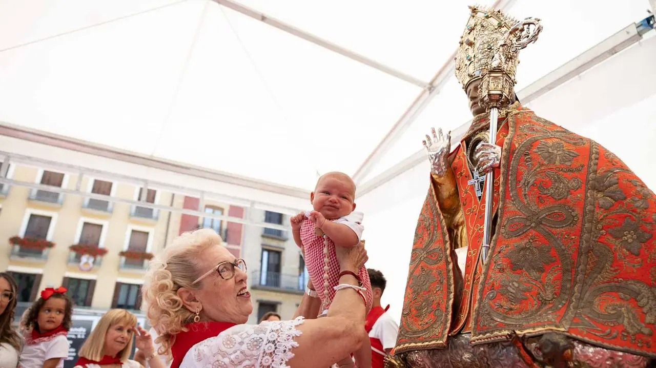 CIentos de niños participan en la ofrenda floral a San Fermín. Maite H. Mateo.-37