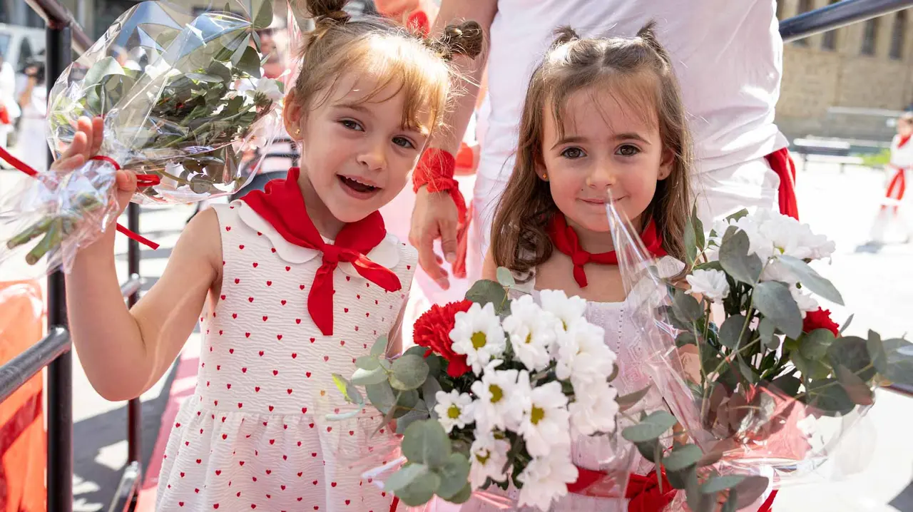 CIentos de niños participan en la ofrenda floral a San Fermín. Maite H. Mateo.-38