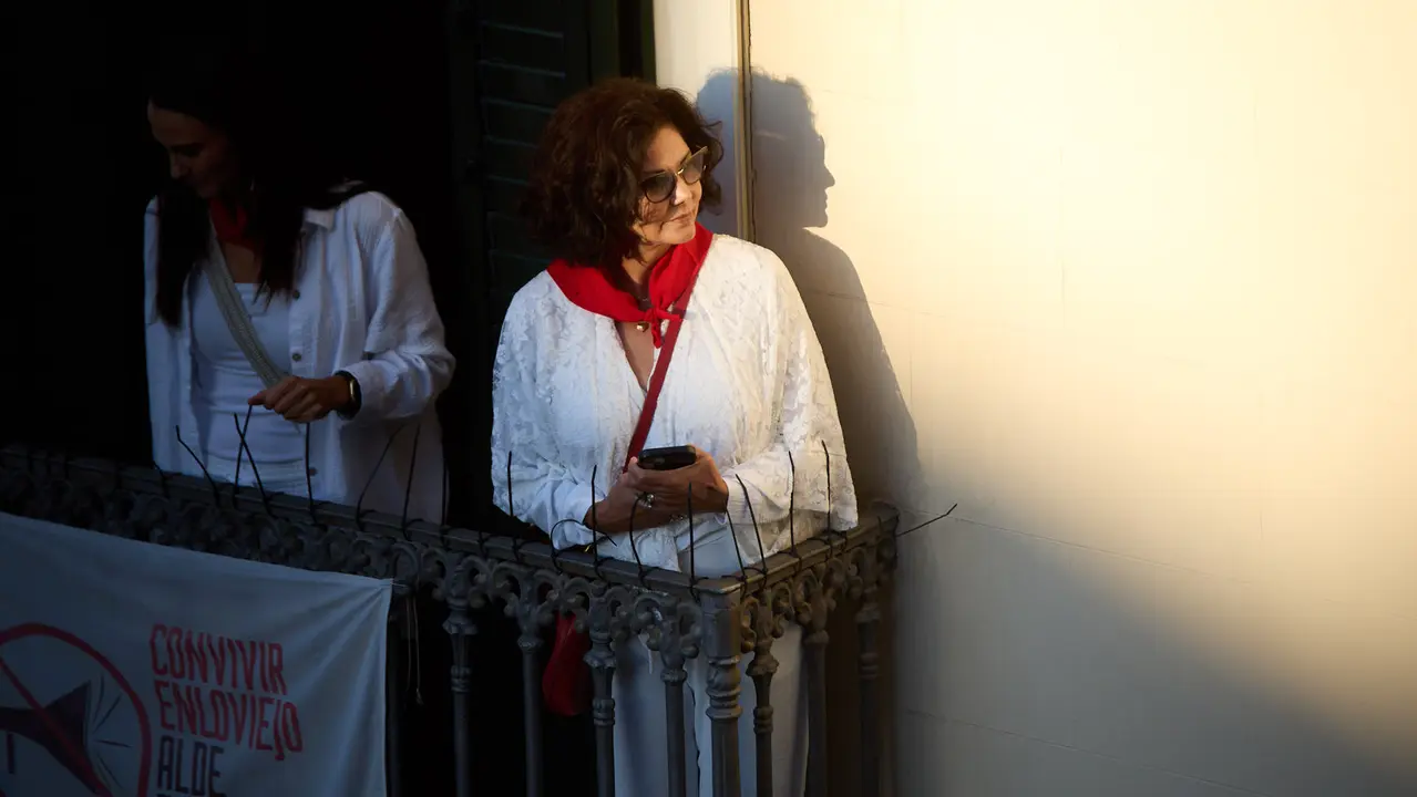 Ambiente en los momentos previos al cuarto encierro de San Fermín 2025 con toros de la ganadería de Victoriano del Río en el tramo de Mercaderes. IÑIGO ALZUGARAY