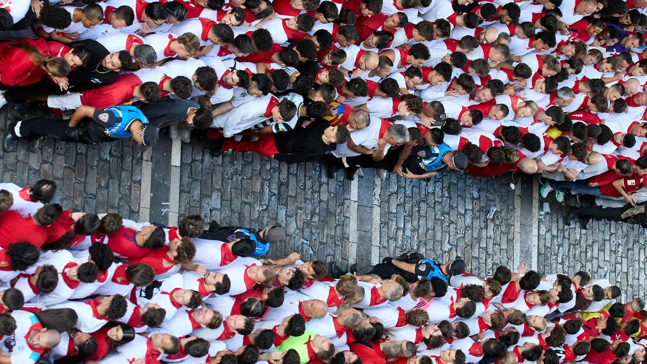 Ambiente en los momentos previos al cuarto encierro de San Fermín 2025 con toros de la ganadería de Victoriano del Río en el tramo de Mercaderes. IÑIGO ALZUGARAY
