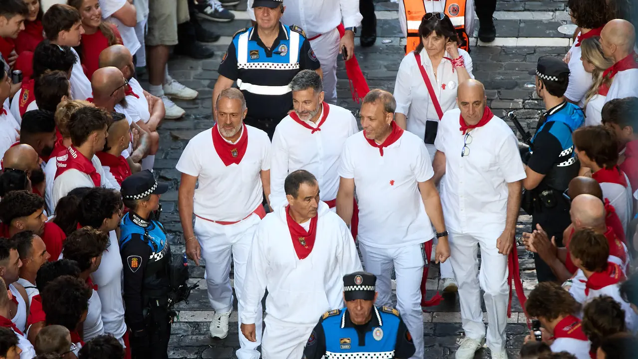 Ambiente en los momentos previos al cuarto encierro de San Fermín 2025 con toros de la ganadería de Victoriano del Río en el tramo de Mercaderes. IÑIGO ALZUGARAY