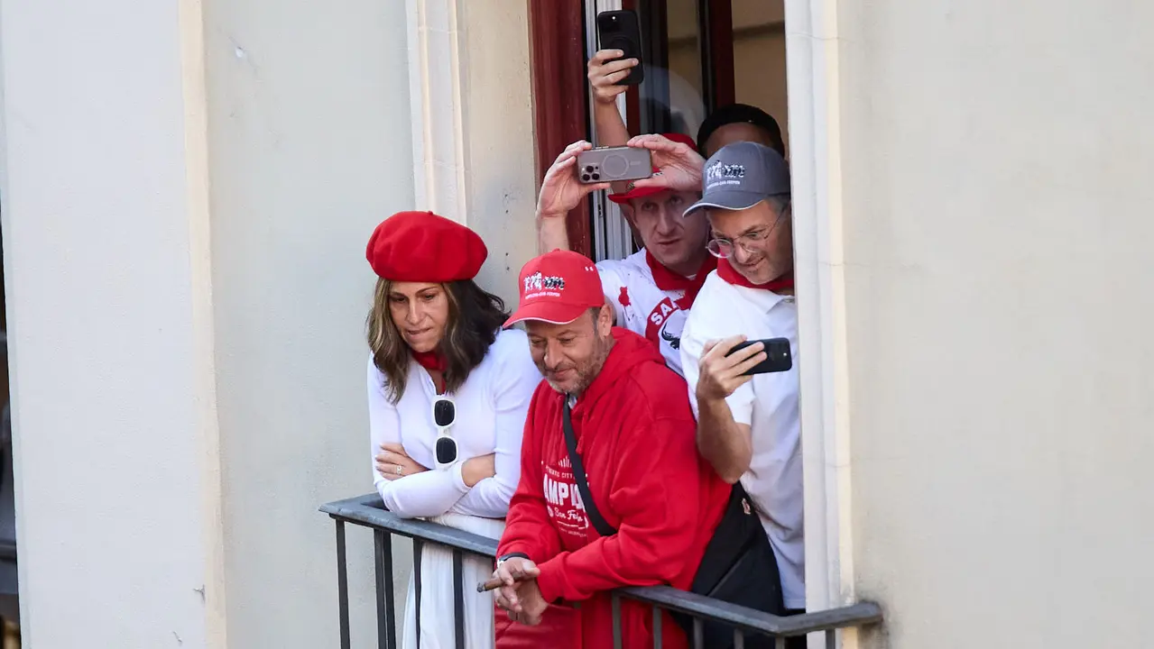Ambiente en los momentos previos al cuarto encierro de San Fermín 2025 con toros de la ganadería de Victoriano del Río en el tramo de Mercaderes. IÑIGO ALZUGARAY
