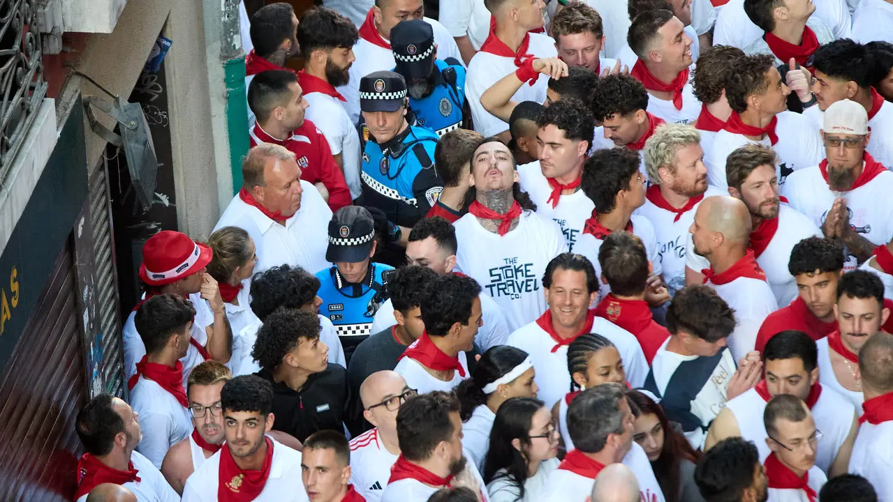 Ambiente en los momentos previos al cuarto encierro de San Fermín 2025 con toros de la ganadería de Victoriano del Río en el tramo de Mercaderes. IÑIGO ALZUGARAY