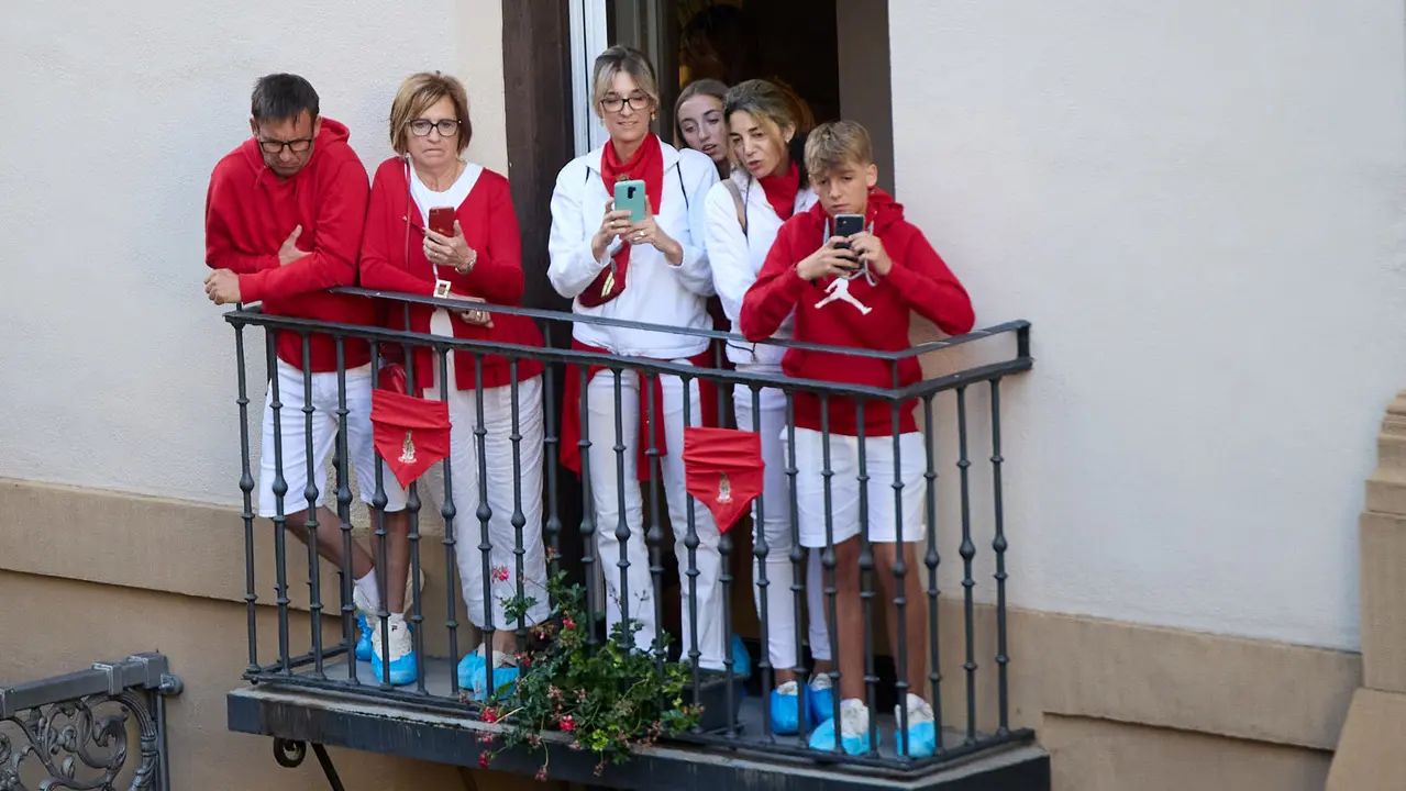 Ambiente en los momentos previos al cuarto encierro de San Fermín 2025 con toros de la ganadería de Victoriano del Río en el tramo de Mercaderes. IÑIGO ALZUGARAY