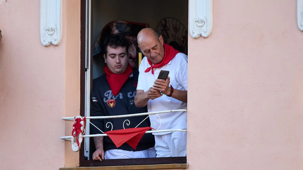 Ambiente en los momentos previos al cuarto encierro de San Fermín 2025 con toros de la ganadería de Victoriano del Río en el tramo de Mercaderes. IÑIGO ALZUGARAY