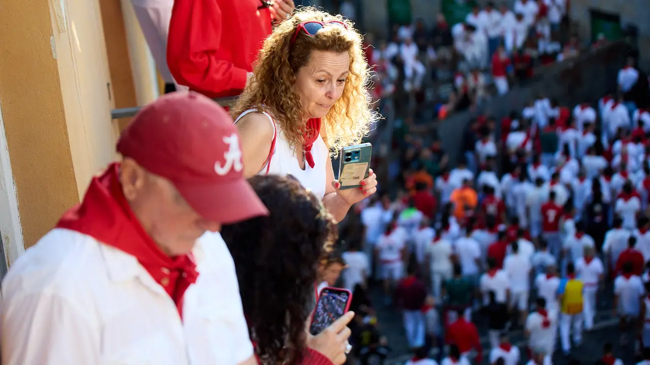 Ambiente en los momentos previos al cuarto encierro de San Fermín 2025 con toros de la ganadería de Victoriano del Río en el tramo de Mercaderes. IÑIGO ALZUGARAY
