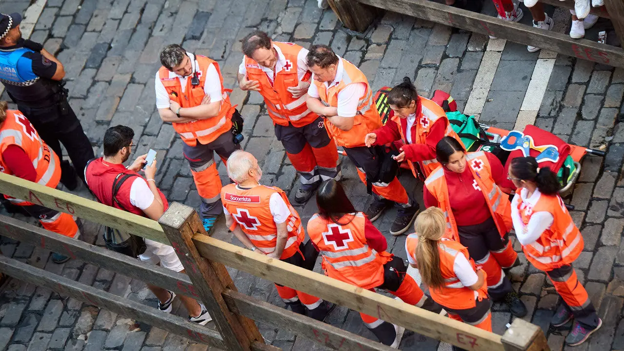 Ambiente en los momentos previos al cuarto encierro de San Fermín 2025 con toros de la ganadería de Victoriano del Río en el tramo de Mercaderes. IÑIGO ALZUGARAY