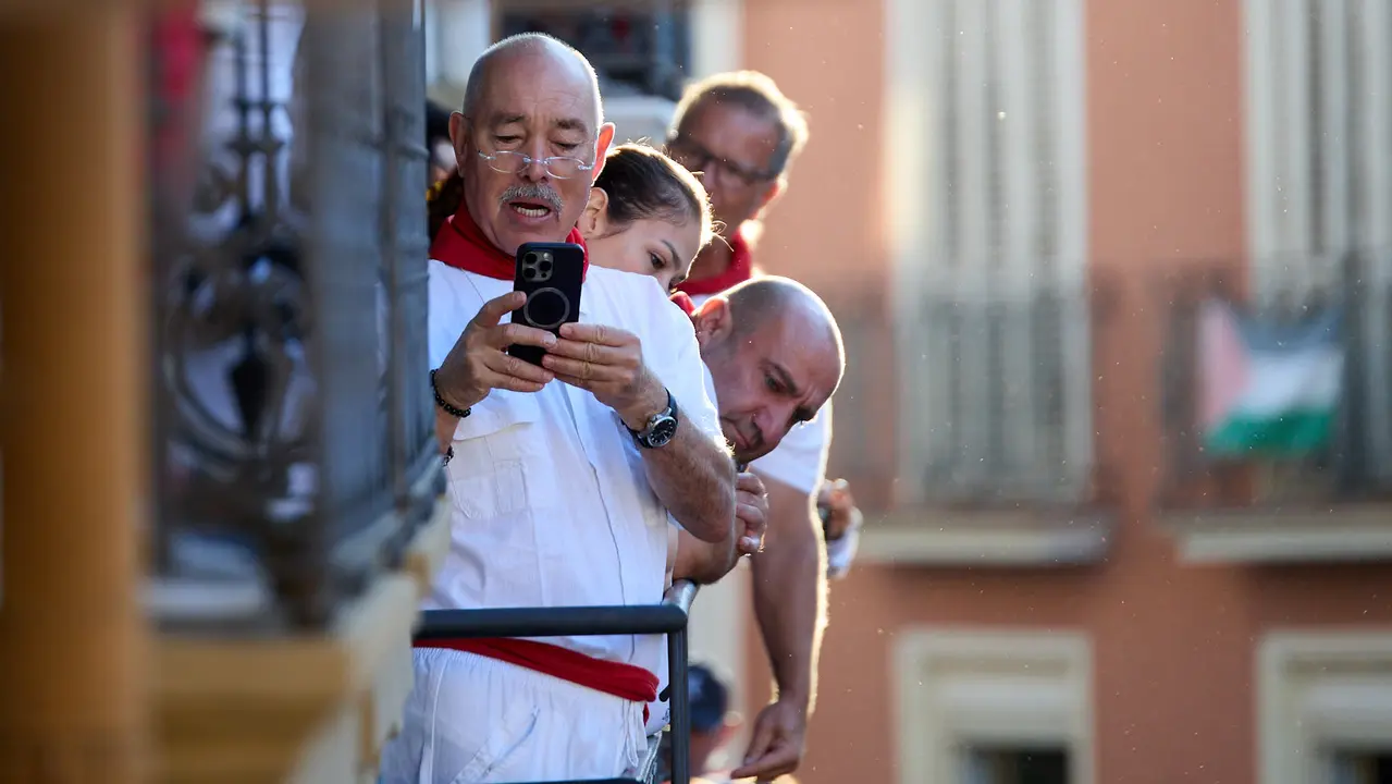 Ambiente en los momentos previos al cuarto encierro de San Fermín 2025 con toros de la ganadería de Victoriano del Río en el tramo de Mercaderes. IÑIGO ALZUGARAY