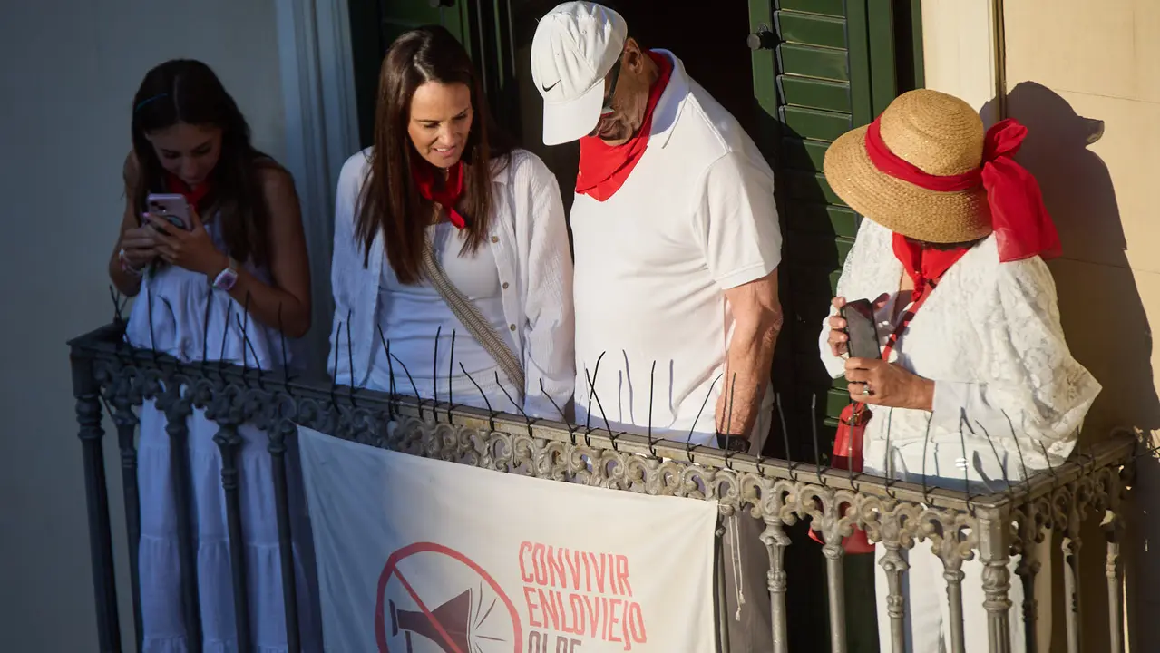 Ambiente en los momentos previos al cuarto encierro de San Fermín 2025 con toros de la ganadería de Victoriano del Río en el tramo de Mercaderes. IÑIGO ALZUGARAY