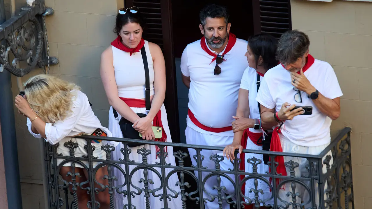 Ambiente en los momentos previos al cuarto encierro de San Fermín 2025 con toros de la ganadería de Victoriano del Río en el tramo de Mercaderes. IÑIGO ALZUGARAY