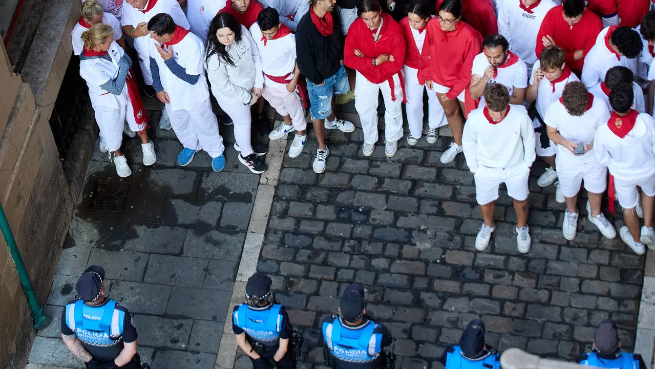 Ambiente en los momentos previos al cuarto encierro de San Fermín 2025 con toros de la ganadería de Victoriano del Río en el tramo de Mercaderes. IÑIGO ALZUGARAY