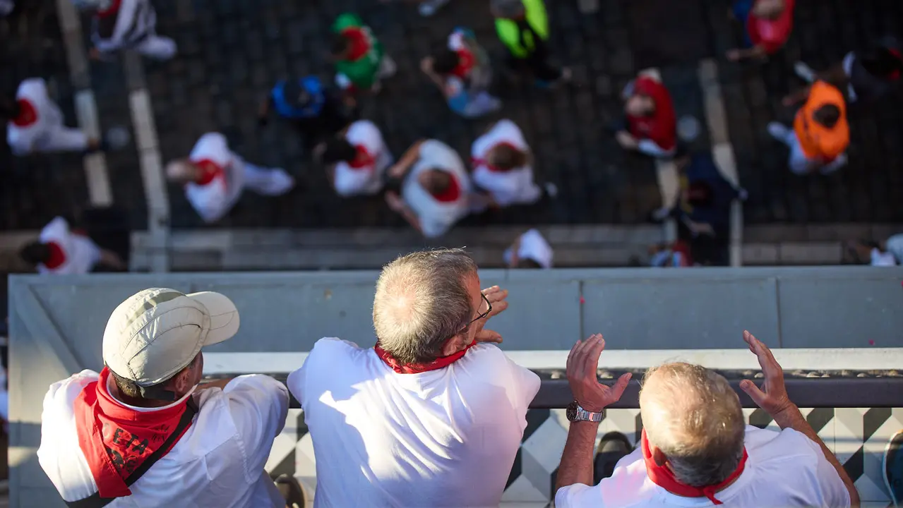 Ambiente en los momentos previos al cuarto encierro de San Fermín 2025 con toros de la ganadería de Victoriano del Río en el tramo de Mercaderes. IÑIGO ALZUGARAY