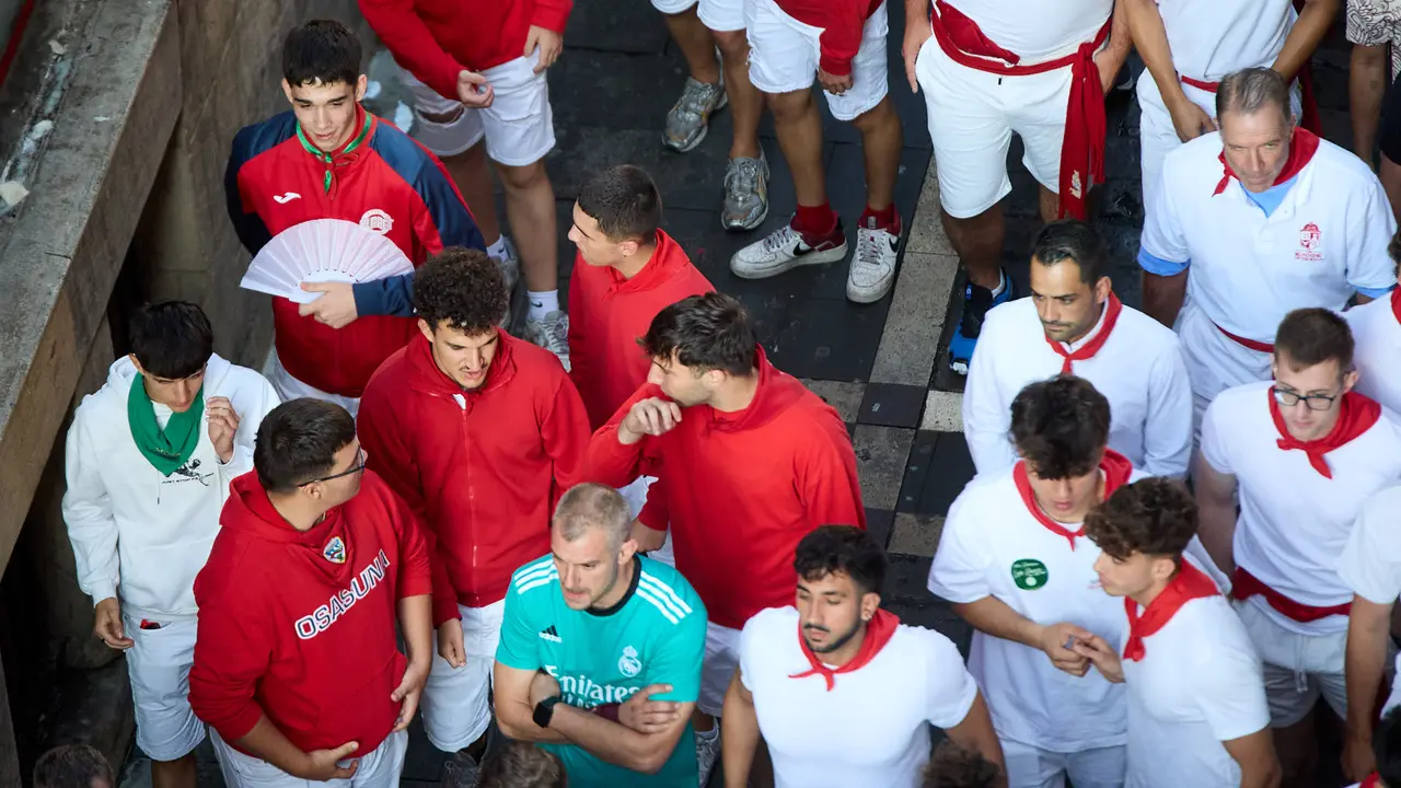 Ambiente en los momentos previos al cuarto encierro de San Fermín 2025 con toros de la ganadería de Victoriano del Río en el tramo de Mercaderes. IÑIGO ALZUGARAY