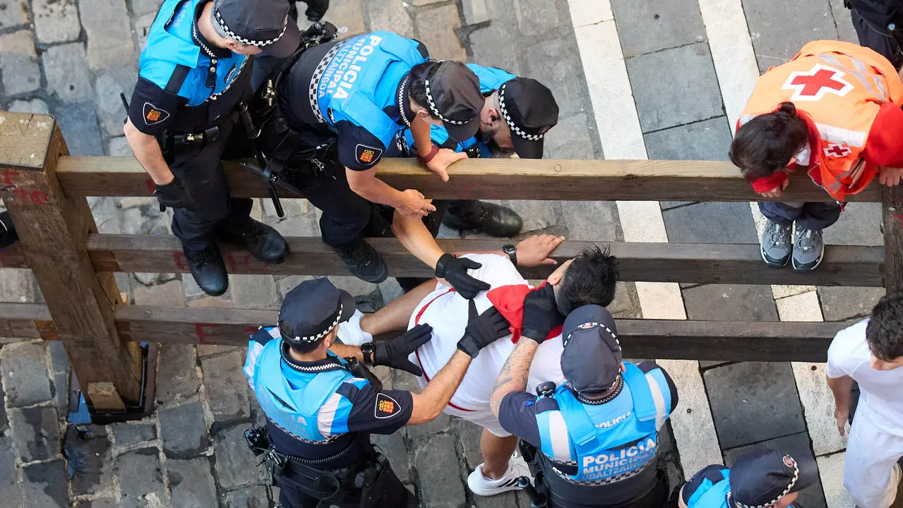 Ambiente en los momentos previos al cuarto encierro de San Fermín 2025 con toros de la ganadería de Victoriano del Río en el tramo de Mercaderes. IÑIGO ALZUGARAY