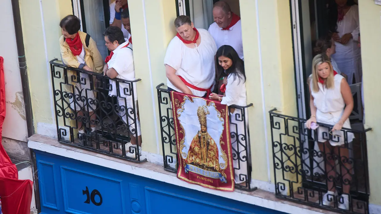 Ambiente en los momentos previos al cuarto encierro de San Fermín 2025 con toros de la ganadería de Victoriano del Río en el tramo de Mercaderes. IÑIGO ALZUGARAY