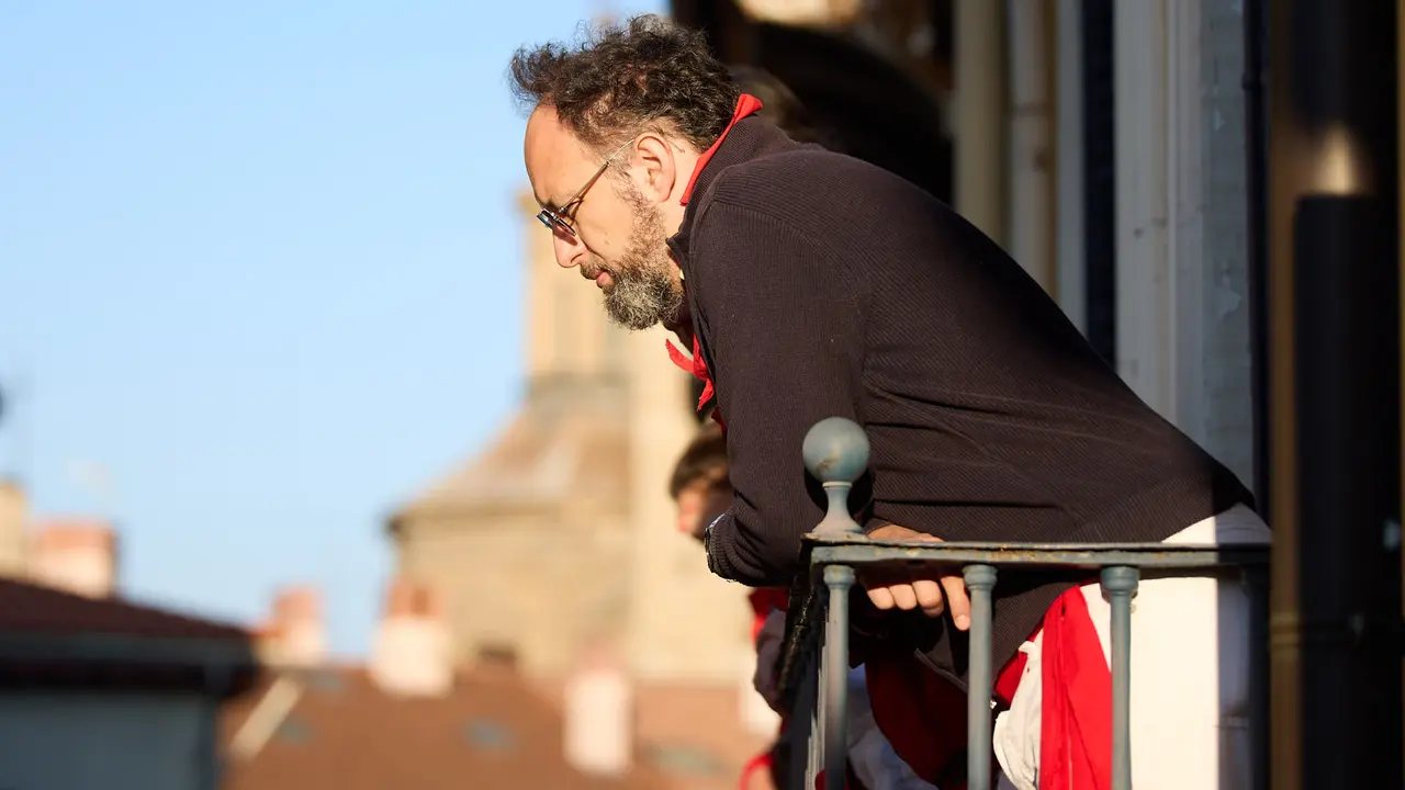 Ambiente en los momentos previos al cuarto encierro de San Fermín 2025 con toros de la ganadería de Victoriano del Río en el tramo de Mercaderes. IÑIGO ALZUGARAY